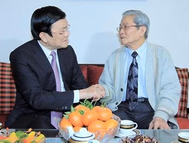 Chủ tịch nước Trương Tấn Sang đến thăm GS. TS, NSND Đình Quang.