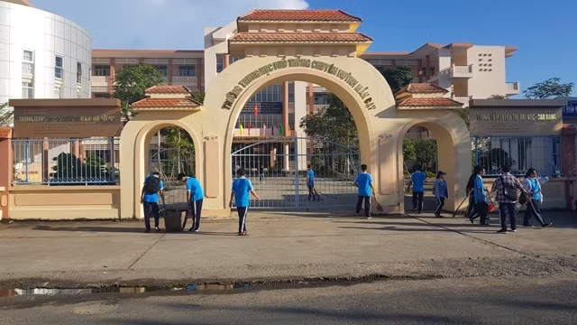 Trường THPT chuyên Huỳnh Mẫn Đạt (TP Rạch Giá, tỉnh Kiên Giang).
