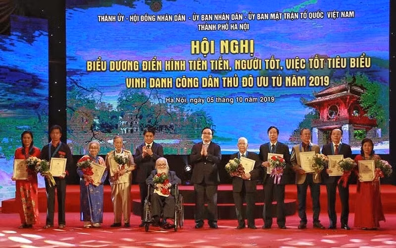 Bí thư Thành ủy Hoàng Trung Hải và Chủ tịch UBND thành phố, Chủ tịch Hội đồng Thi đua - Khen thưởng thành phố Nguyễn Đức Chung trao danh hiệu "Công dân Thủ đô ưu tú" năm 2019 cho 10 cá nhân (Ảnh: Duy 