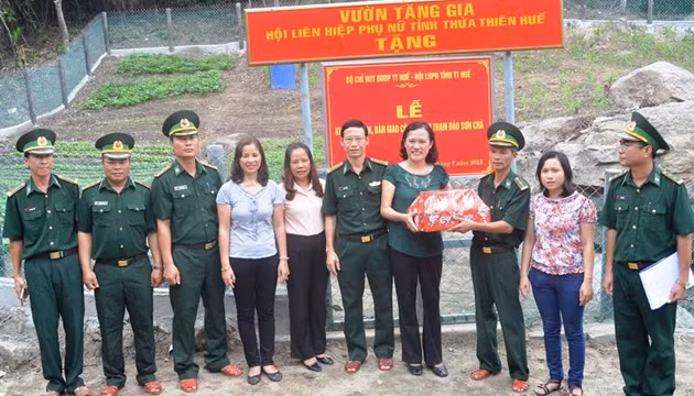 Lãnh đạo Hội LHPN tỉnh tặng quà cho cán bộ chiến sĩ Trạm Biên phòng đảo Sơn Chà.