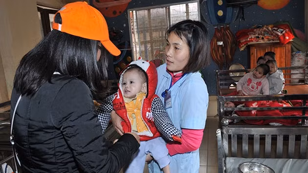 Đoàn tình nguyện của Công ty viễn thông Vietnamobile tặng áo ấm cho các trẻ em.