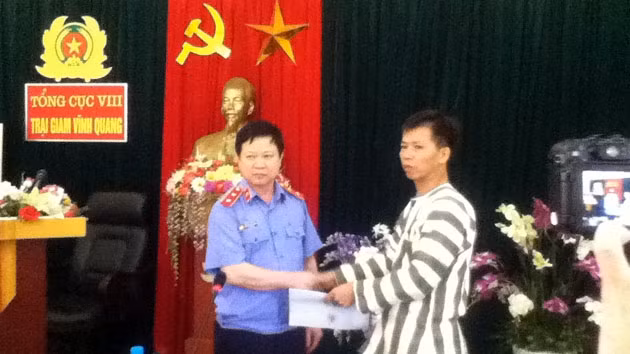 Ông Nguyễn Việt Hùng - Chánh Văn phòng Viện Kiểm sát Nhân dân tối cao trao hai quyết định kháng nghị tái thẩm và tạm đình chỉ thi hành án cho ông  Nguyễn Thanh Chấn.