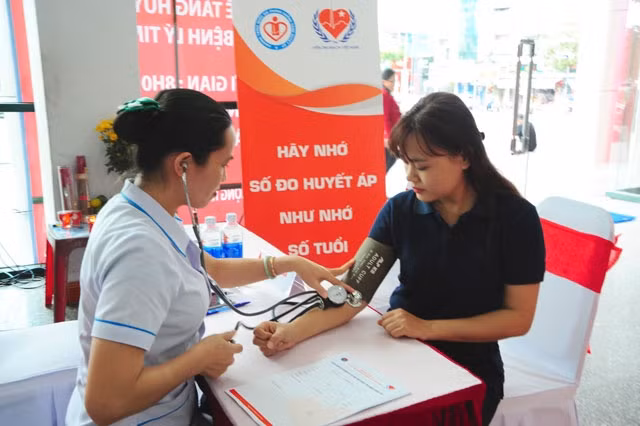 Các bác sĩ Viện Tim mạch quốc gia khám, tư vấn miễn phí cho người dân Đà Nẵng.