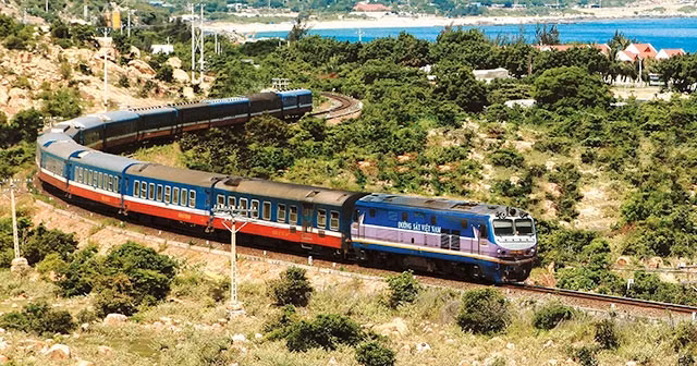 Hạ tầng đường sắt hiện nay xuống cấp, lạc hậu, việc đầu tư mới tuyến đường sắt tốc độ cao đang là vấn đề đặt ra cấp thiết.