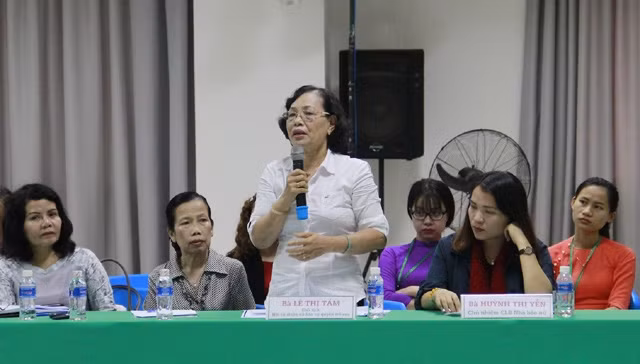 Cử tri đại diện cho Hội Từ thiện và Bảo vệ quyền trẻ em TP Đà Nẵng nêu kiến nghị tại buổi tiếp xúc cử tri.