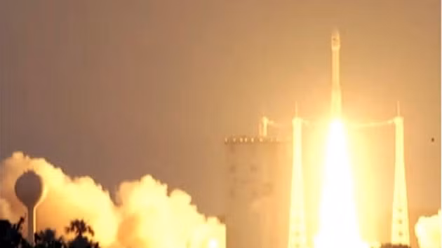 Tên lửa Vega đưa 3 vệ tinh, trong đó có VNREDSat-1 của Việt Nam đã rời bệ phóng vào lúc 9h06 phút sáng nay, 7-5. (Ảnh: vietnamnet.vn)