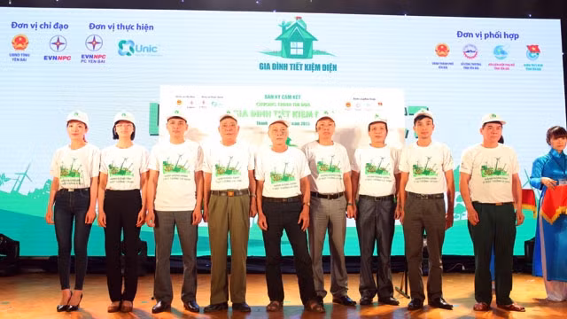 Chín hộ gia đình đại diện cho chín phường của TP Yên Bái đã thực hiện Lễ ký cam kết Gia đình tiết kiệm điện”.