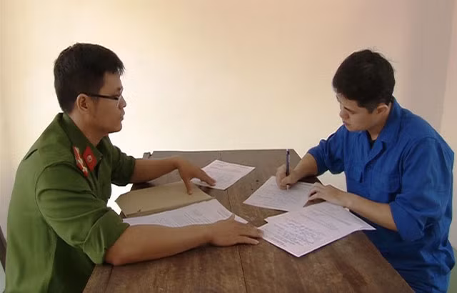 Lê Quang Huy Phương tại cơ quan công an.