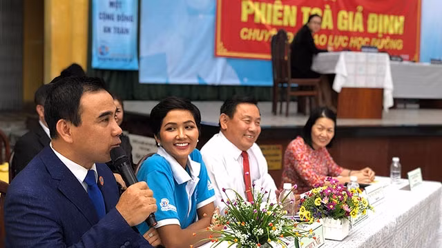 Thông qua những câu chuyện thực tế, nghệ sĩ Quyền Linh giúp các bạn HS hình dung rõ về hành vi bạo lực, xâm hại cũng như đưa ra các giải pháp xử lý.