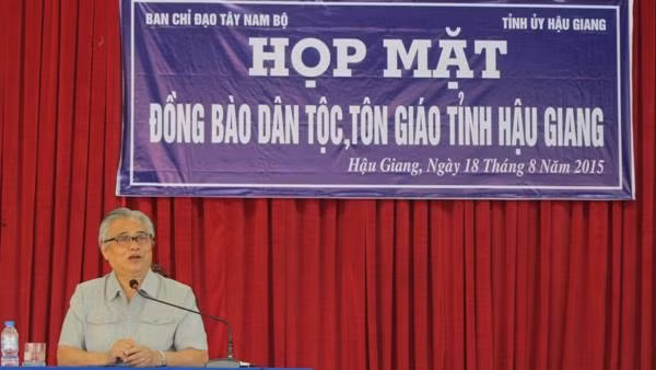 TS Nguyễn Khắc Thuần nói chuyện lịch sử cùng đồng bào dân tộc, tôn giáo.