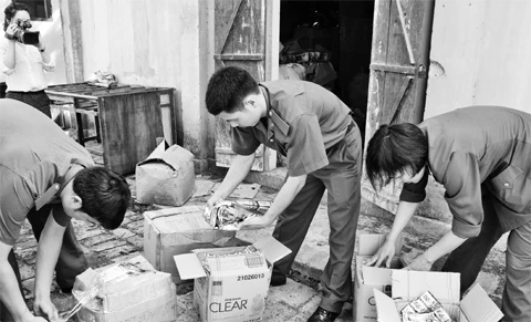 Lực lượng Công an huyện Cao Lộc (Lạng Sơn) kiểm tra, thu giữ hàng giả, hàng mỹ phẩm kém chất lượng.