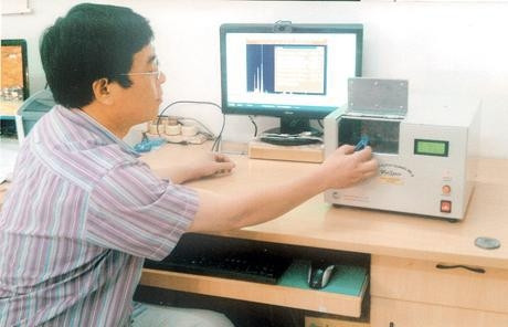 Kiểm tra mẫu vàng bằng phổ kế huỳnh quang tia X.