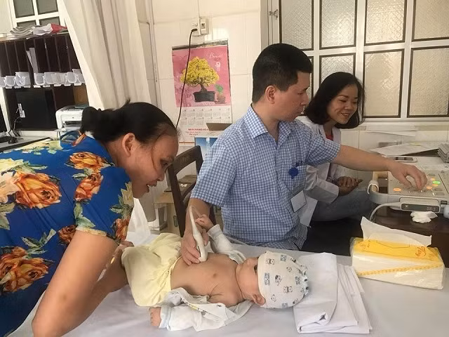 TS.BS Cao Việt Tùng siêu âm tim cho bệnh nhi.