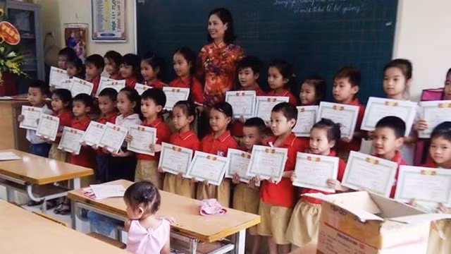 Nhiều học sinh được nhận giấy khen trong một lớp gây băn khoăn về việc đánh giá chất lượng giáo dục.