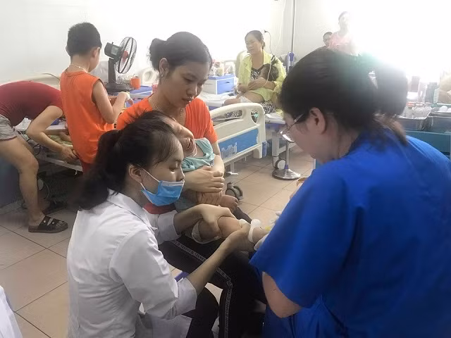 Nhiều bệnh nhi nhập viện vì mắc sởi.