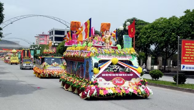 Đoàn diễu hành qua các đường phố ở thành phố Ninh Bình.
