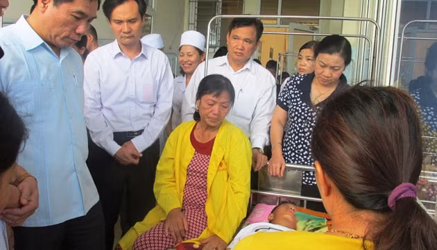 Lãnh đạo tỉnh Thanh Hóa cùng thành viên đoàn công tác nắm tình hình sức khỏe thiếu niên bị bỏng.