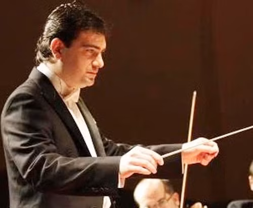 Nhạc trưởng David Gómez Ramírez..