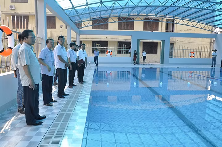 Lãnh đạo Sở GD và ĐT tỉnh Bắc Ninh kiểm tra việc bảo quản, vận hành bể bơi tại Trường tiểu học Vân Dương, phường Vân Dương, TP Bắc Ninh. Ảnh: Mai Mai 