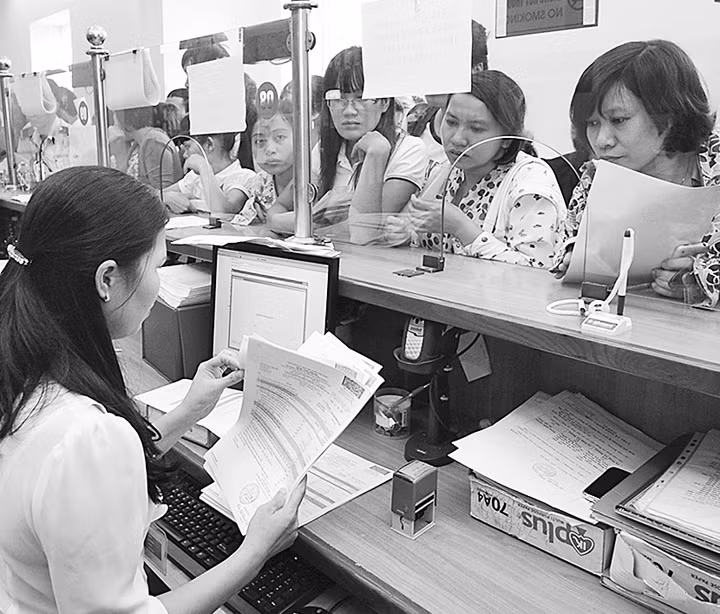 Nhân viên Chi cục Thuế Ba Đình (Hà Nội) hướng dẫn khách hàng làm thủ tục nộp thuế.   Ảnh: THANH HÀ