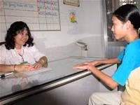 Bác sĩ ở khoa khám trẻ em BV
Tâm thần TP.HCM đang tư vấn cho một bệnh nhi.