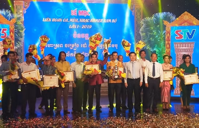 Trao giải thưởng cho những tiết mục đạt giải tại Liên hoan Ca múa nhạc Khmer lần thứ nhất 2019.