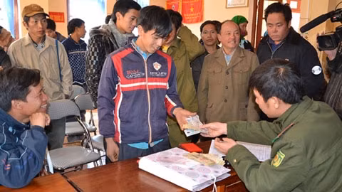 Cán bộ kiểm lâm chi trả tiền dịch vụ môi trường rừng cho người dân xã Cốc Ly, huyện Bắc Hà (Lào Cai).
