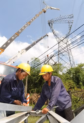 Công nhân thi công Đường dây 500 kV Plây Cu - Mỹ Phước -Cầu Bông đoạn qua huyện Củ Chi, TP Hồ Chí Minh. Ảnh: TRẦN HẢI