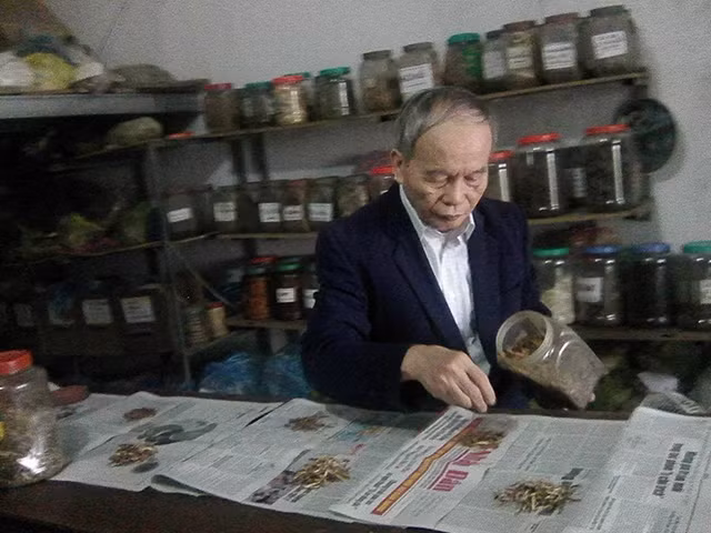 Lương y Võ Giao bốc thuốc cho người bệnh.