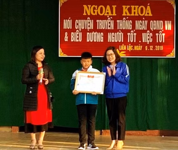 Tỉnh đoàn Thanh Hóa trao tặng Giấy khen cho em Nguyễn Hoàng Minh.