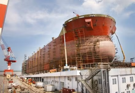 Một góc nhà máy đóng tàu tại Tổng công ty Công nghiệp tàu thủy Nam Triệu.