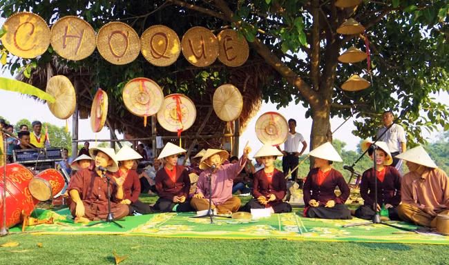 Xẩm chợ - Xẩm xoan: bài "Lơ lửng con cá vàng", biểu diễn nghệ sỹ Tuấn Kha - Minh Hải cùng Nhóm xẩm Sắc Việt (Nhà hát chèo Việt Nam)