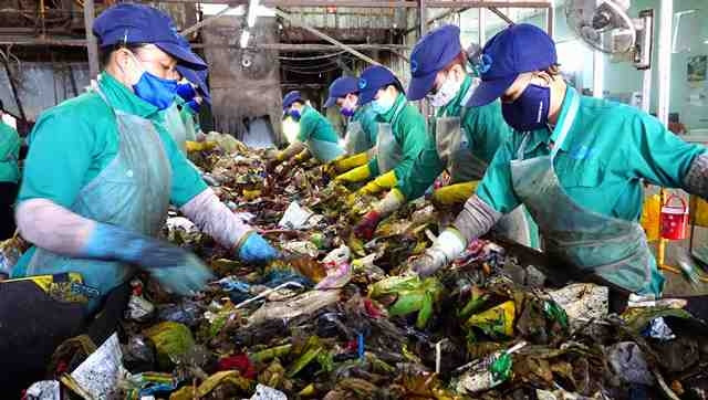 Công nhân phân loại rác thải tại Nhà máy xử lí rác thải TP Cà Mau.