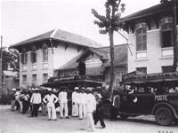 Nhà văn và tác phẩm của họ liên quan đến lịch sử xã hội của vùng đất Nam bộ (ảnh xe phát thư Sài Gòn - Cần Thơ đầu 