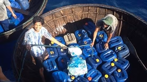 Ngư dân đánh cá trên quần đảo Trường Sa nhờ tàu hải quân tiếp tế nước ngọt.