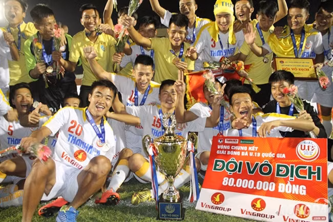 Niềm vui đoạt ngôi vô địch Giải U19 quốc gia 2016 của các cầu thủ U19 Hà Nội T&T. Ảnh: ĐÌNH VIÊN