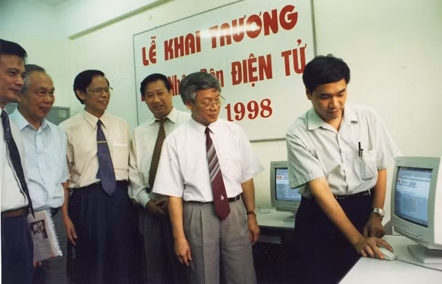 Đồng chí Nguyễn Phú Trọng, Ủy viên Bộ Chính trị kiểm tra dữ liệu phát báo trong ngày khai trương Báo Nhân Dân điện tử, 21-6-1998.
