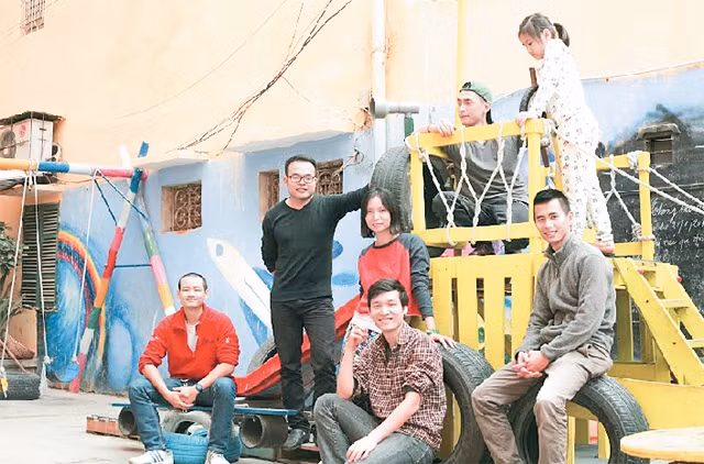 Những bạn trẻ nhóm Think Playgrounds tại một sân chơi mới đưa vào sử dụng.
