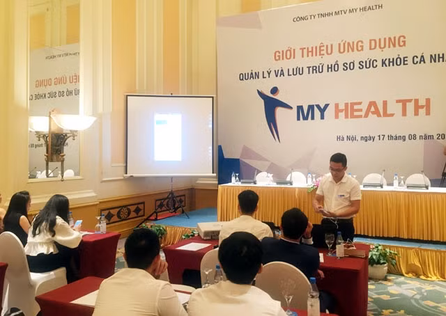 Nhân viên Công ty TNHH MTV My Health hướng dẫn cách kích hoạt sử dụng ứng dụng My Health trên máy điện thoại di động.