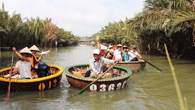 “Đua” thuyền thúng trong rừng dừa