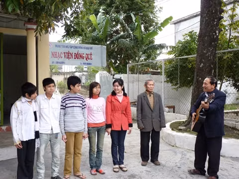 Thầy và trò cùng hát cho nhau nghe.