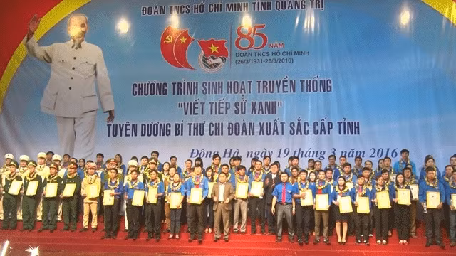 Trao giấy chứng nhận cho 85 Bí thư chi Đoàn xuất sắc ở Quảng Trị.