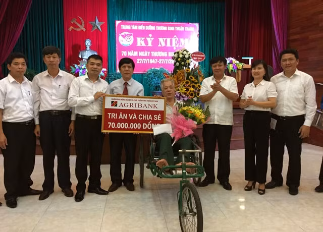 Agribank phối hợp Agribank Chi nhánh Bắc Ninh tặng Trung tâm điều dưỡng thương binh Thuận Thành suất quà trị giá 70 triệu đồng.