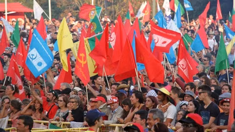 Quần chúng biểu dương lực lượng ủng hộ Đảng Cộng sản Bồ Đào Nha. 