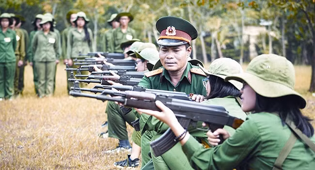 Sinh viên thực hành kỹ năng bắn súng AK tại Trung tâm Giáo dục quốc phòng, an ninh Đại học Quốc gia TP Hồ Chí Minh.