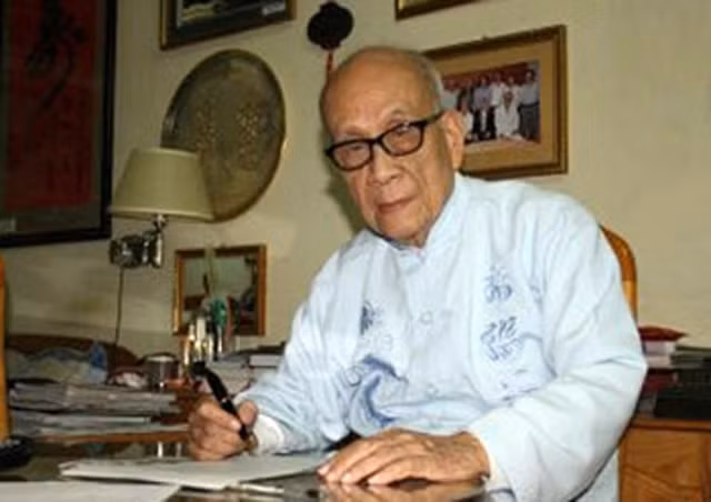 Giáo sư - Anh hùng Lao động Vũ Khiêu, một tấm gương sáng của văn nghệ sĩ cao tuổi.