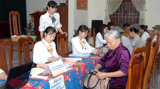 Chi trả lương hưu tại xã Tản Hồng, huyện Ba Vì, TP Hà Nội