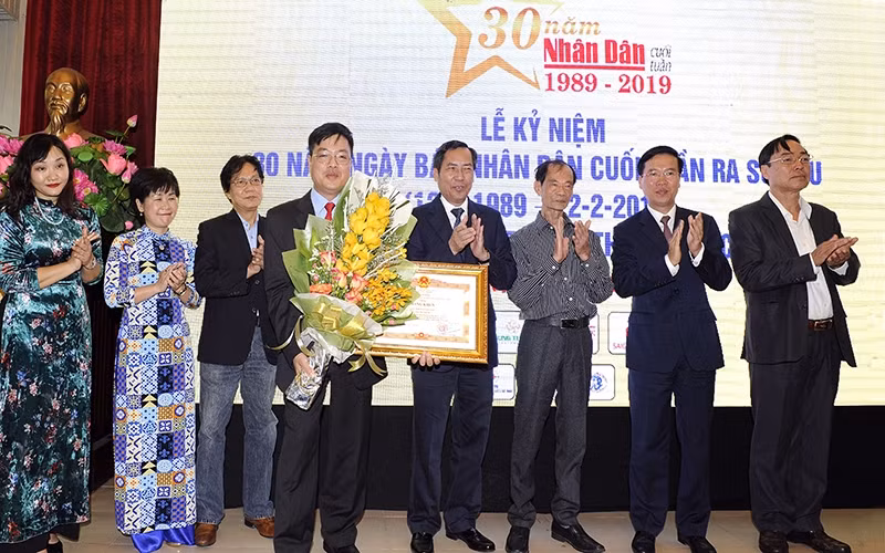 Ðồng chí Võ Văn Thưởng, Ủy viên Bộ Chính trị, Bí thư Trung ương Ðảng, Trưởng Ban Tuyên giáo Trung ương trao Bằng khen của Thủ tướng Chính phủ tặng Báo Nhân Dân cuối tuần.   Ảnh: ÐĂNG KHOA