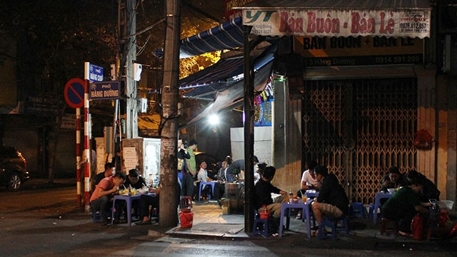 Quán phở gánh tại ngã tư Hàng Đường - Hàng Chiếu khá nổi tiếng từ nhiều năm nay.