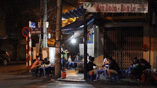 Quán phở gánh tại ngã tư Hàng Đường - Hàng Chiếu khá nổi tiếng từ nhiều năm nay.